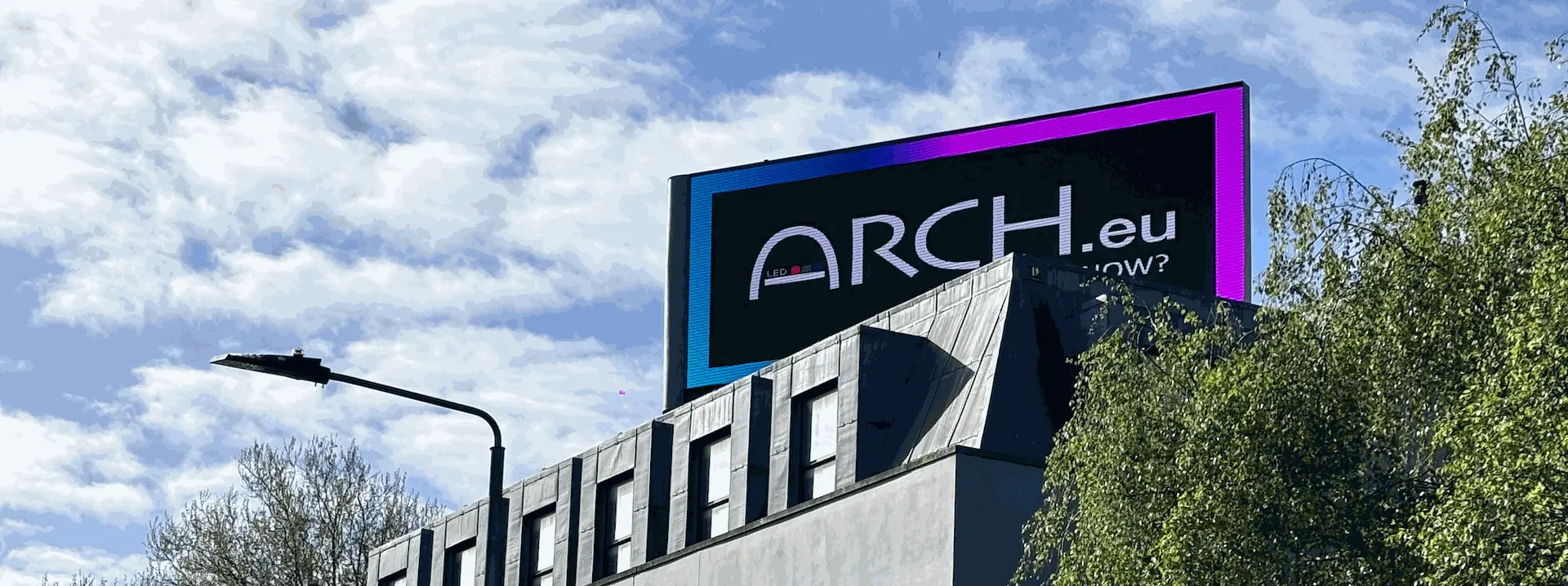 Ecran LED extérieur ARCH installé à Chiswick à Londres