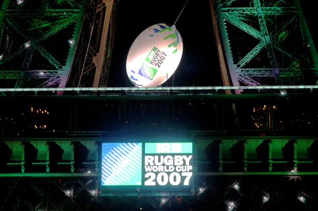 Ecran LED extérieur ARCH semi transparent installé sur la Tour Eiffel à Paris pour la Coupe du Monde de Rugby 2007
