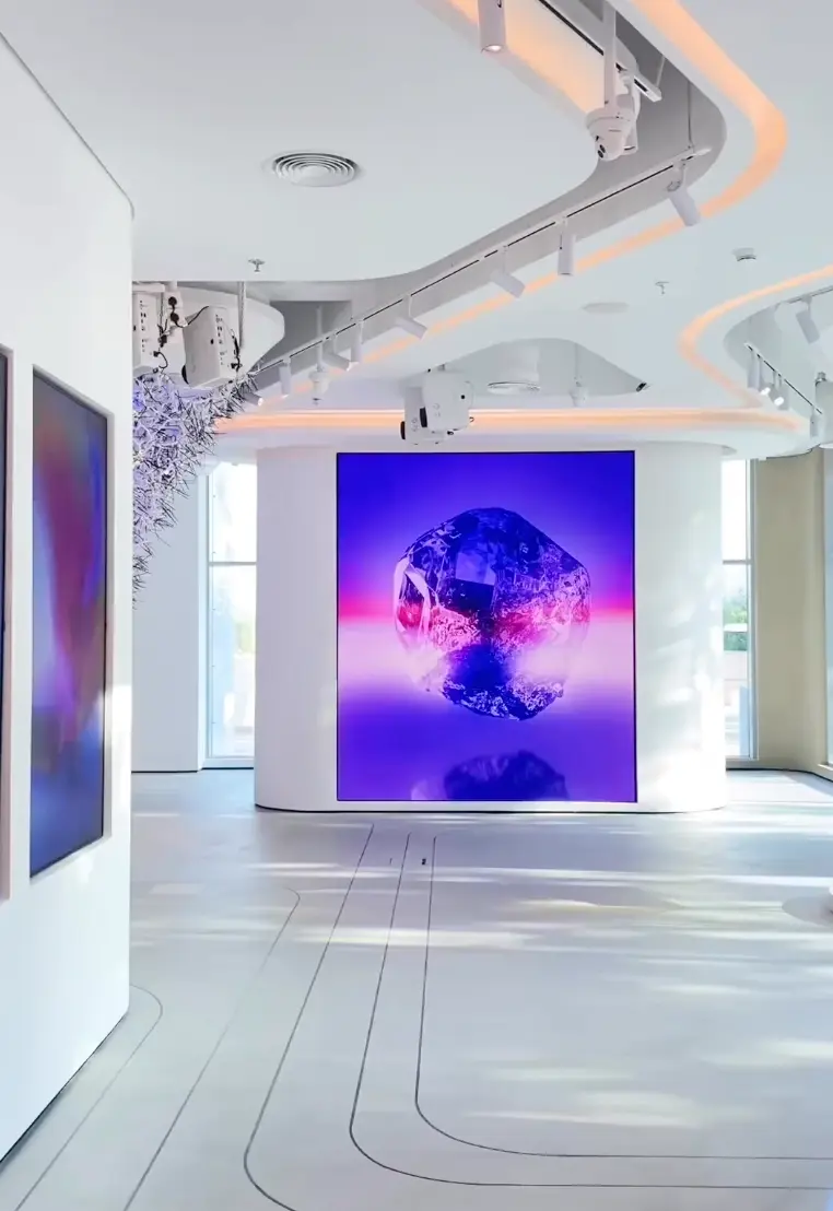 Ecran LED intérieur ARCH installé à la galerie X37 à Dubai