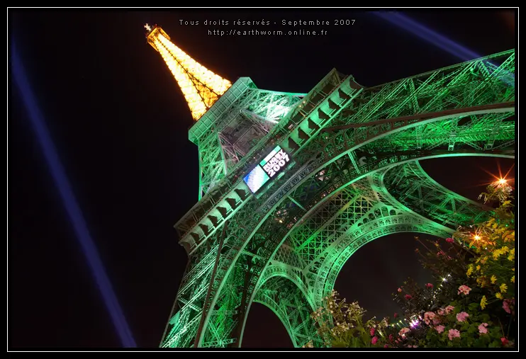 Ecran LED extérieur ARCH semi transparent installé sur la Tour Eiffel à Paris pour la Coupe du Monde de Rugby 2007