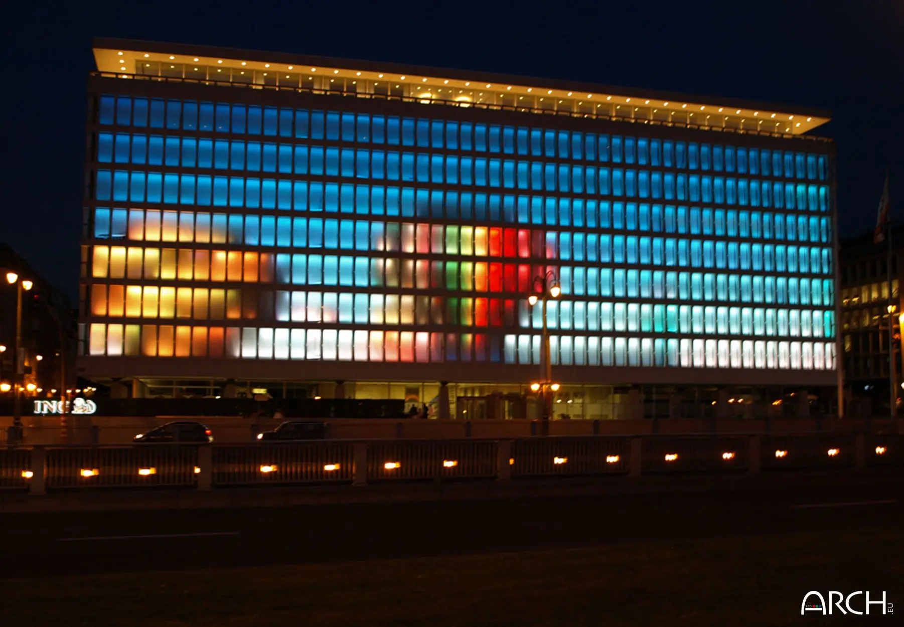 Eclairage LED ARCH installé sur la façade du siège social de la banque ING Marnix à Bruxelles en Belgique