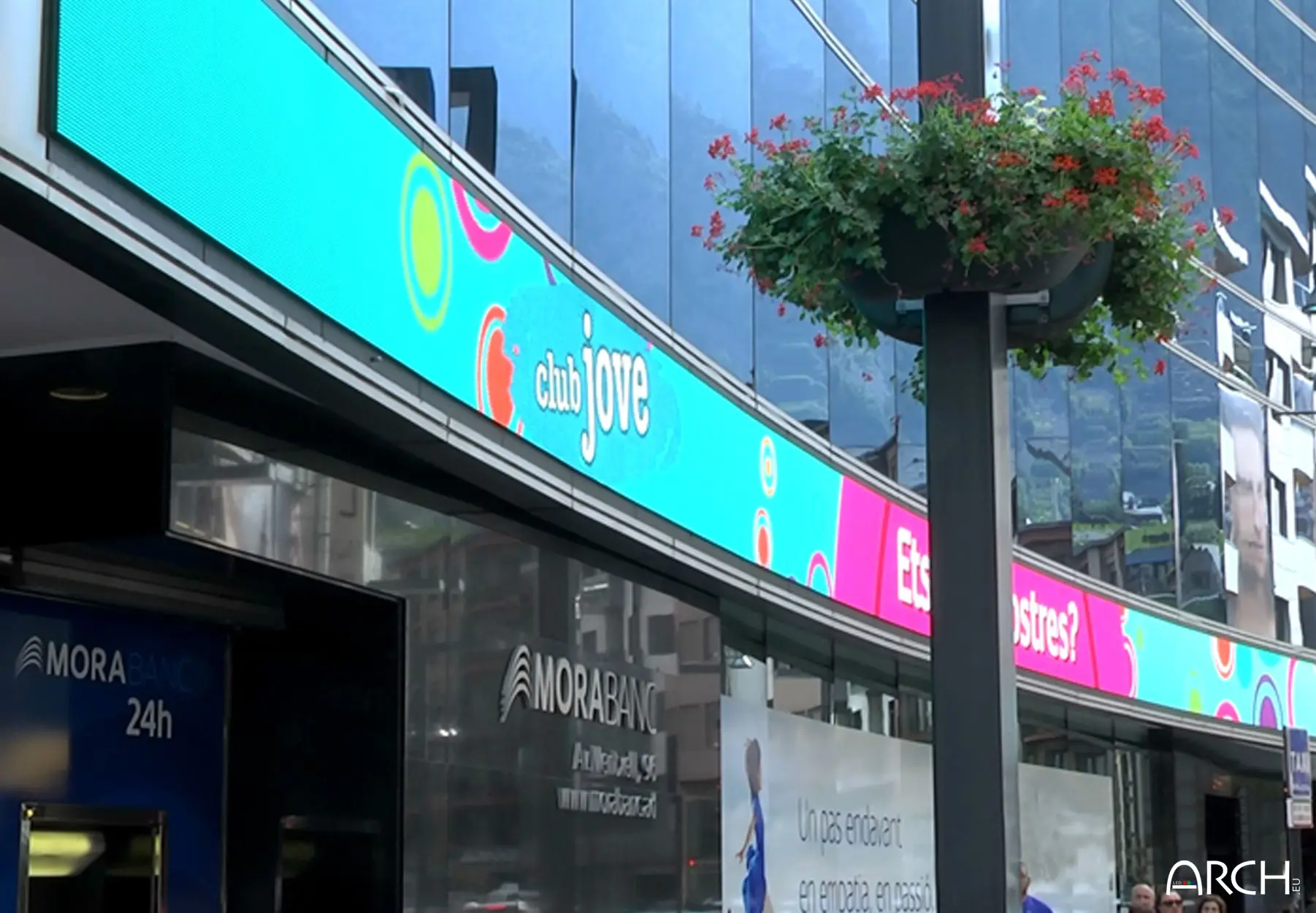 Ecran LED extérieur type bannière ARCH installé sur la façade de la banque Morabanc d'Andorre la Vielle en Andorre