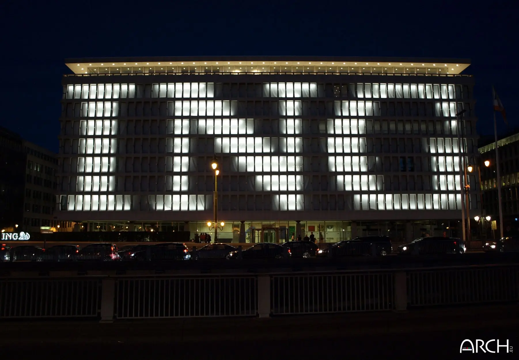 Eclairage LED ARCH installé sur la façade du siège social de la banque ING Marnix à Bruxelles en Belgique