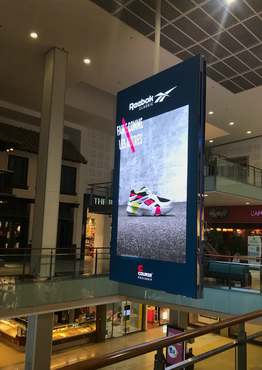 Ecran LED double face ARCH et son ambilight installés pour Westfield à Velizy à Paris en France