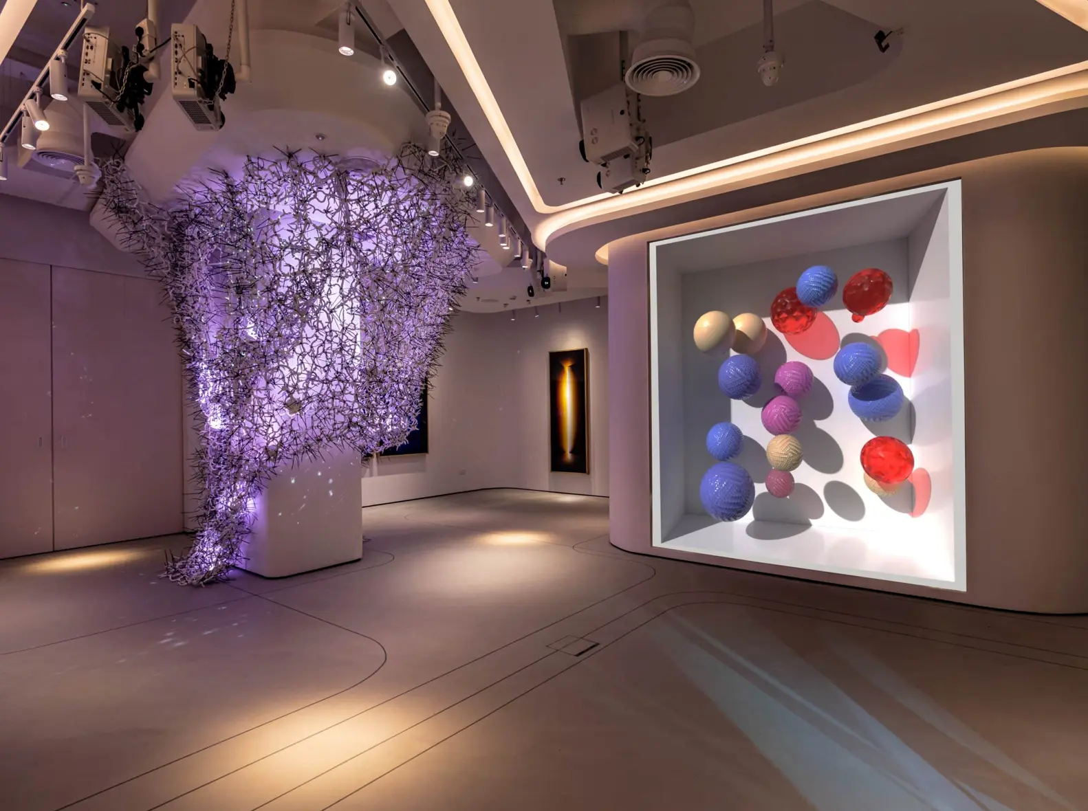 Ecran LED intérieur ARCH installé à la galerie X37 à Dubai