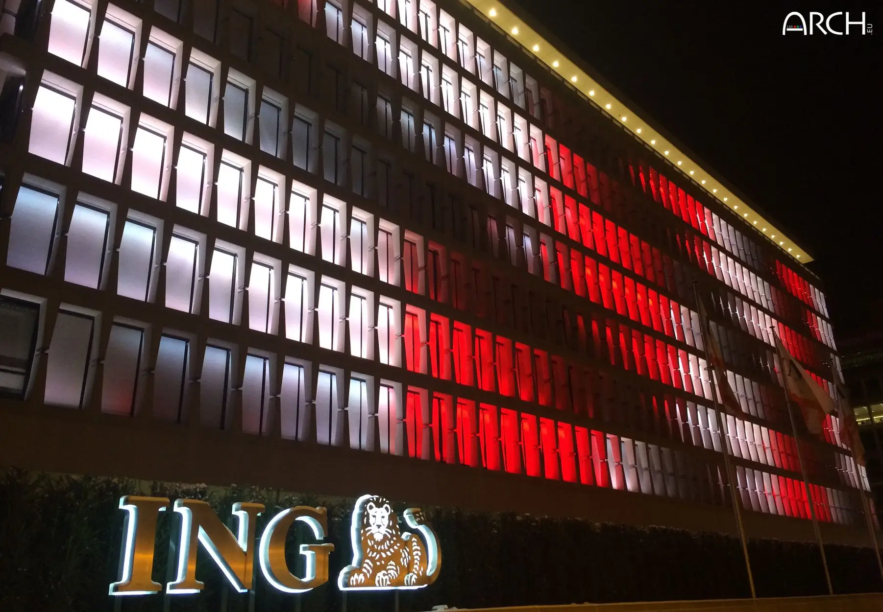 Eclairage LED ARCH installé sur la façade du siège social de la banque ING Marnix à Bruxelles en Belgique