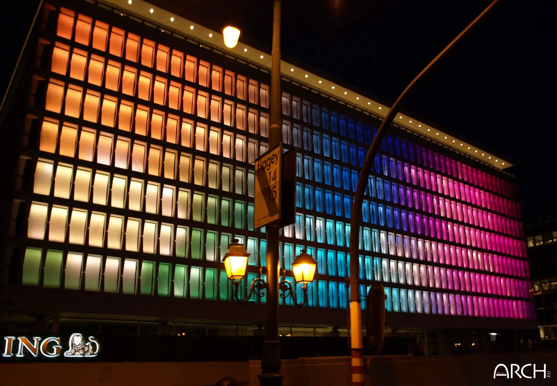 Eclairage LED ARCH installé sur la façade du siège social de la banque ING Marnix à Bruxelles en Belgique
