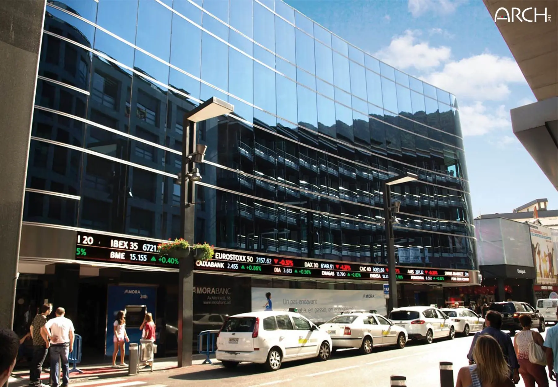 Ecran LED extérieur type bannière ARCH installé sur la façade de la banque Morabanc d'Andorre la Vielle en Andorre