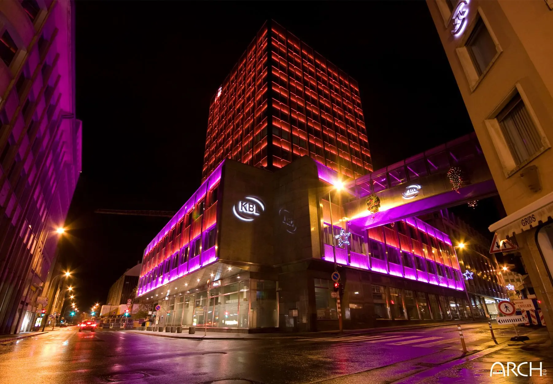 Eclairage LED ARCH installé sur la façade de la KBL de Luxembourg