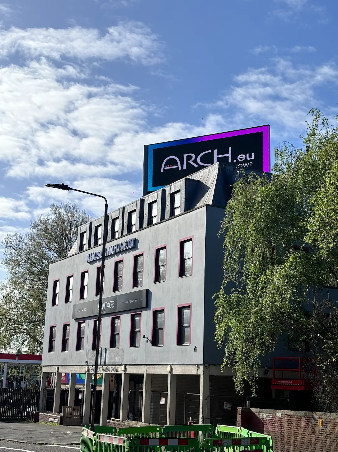 Ecran LED extérieur ARCH installé à Chiswick à Londres