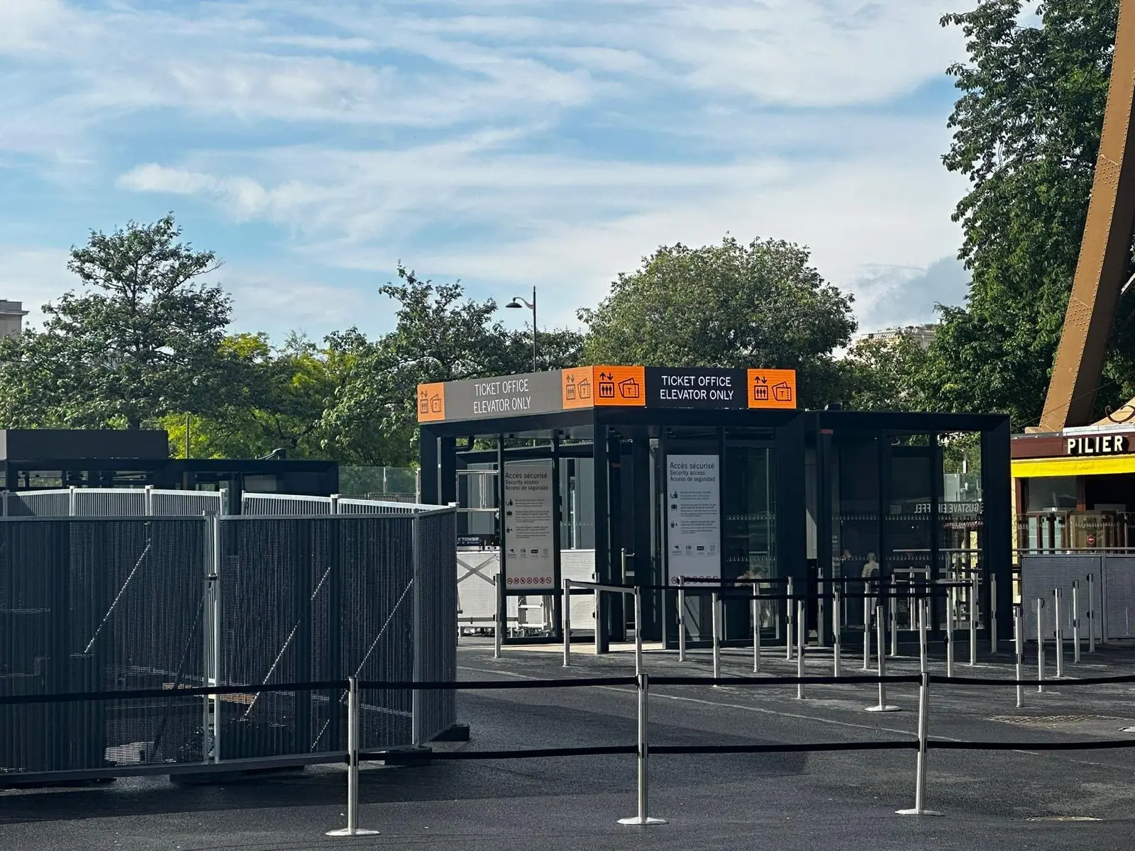 Ecrans LED extérieur ARCH installés sur les guérites de la Tour Eiffel