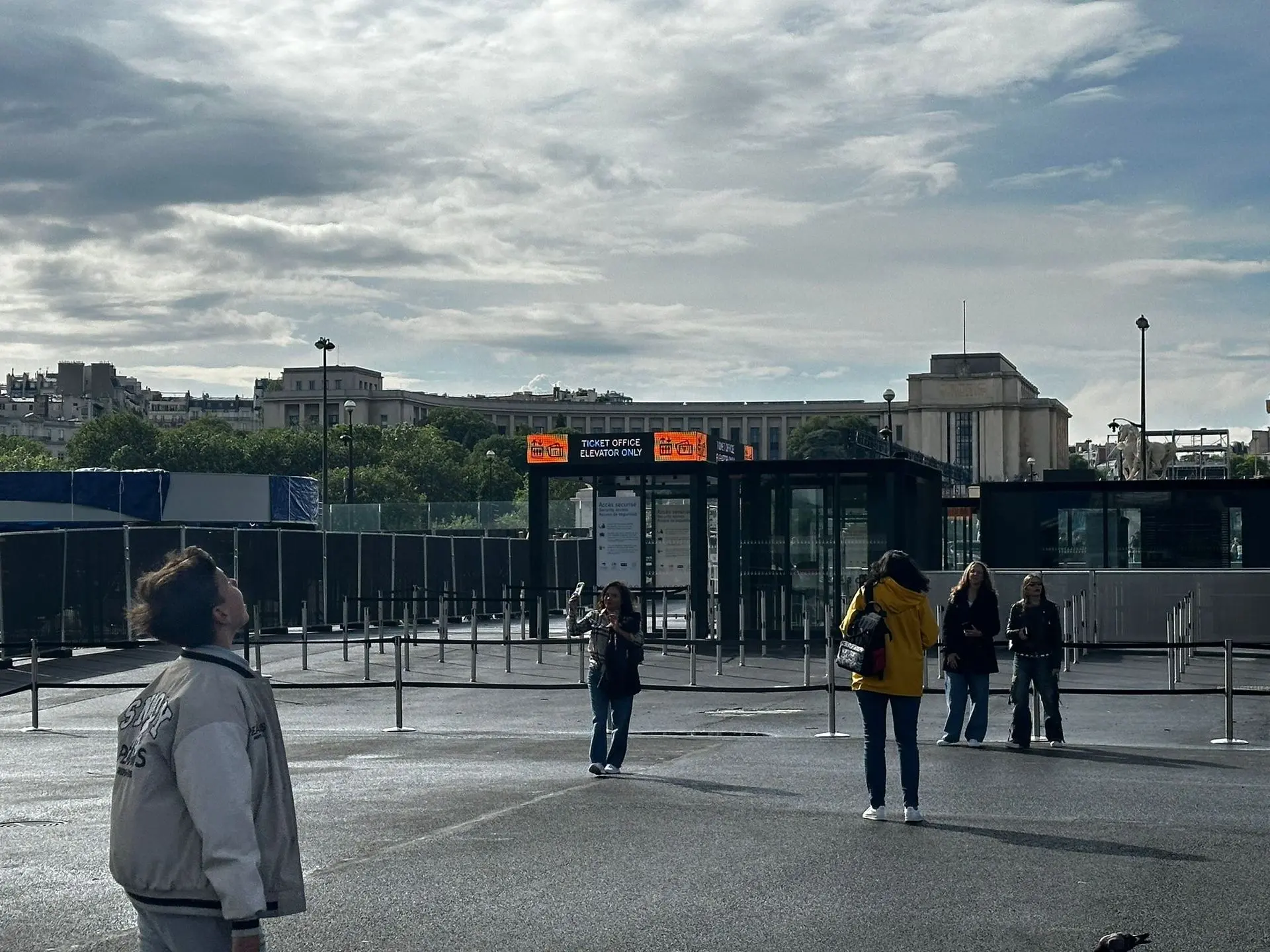 Ecrans LED extérieur ARCH installés sur les guérites de la Tour Eiffel