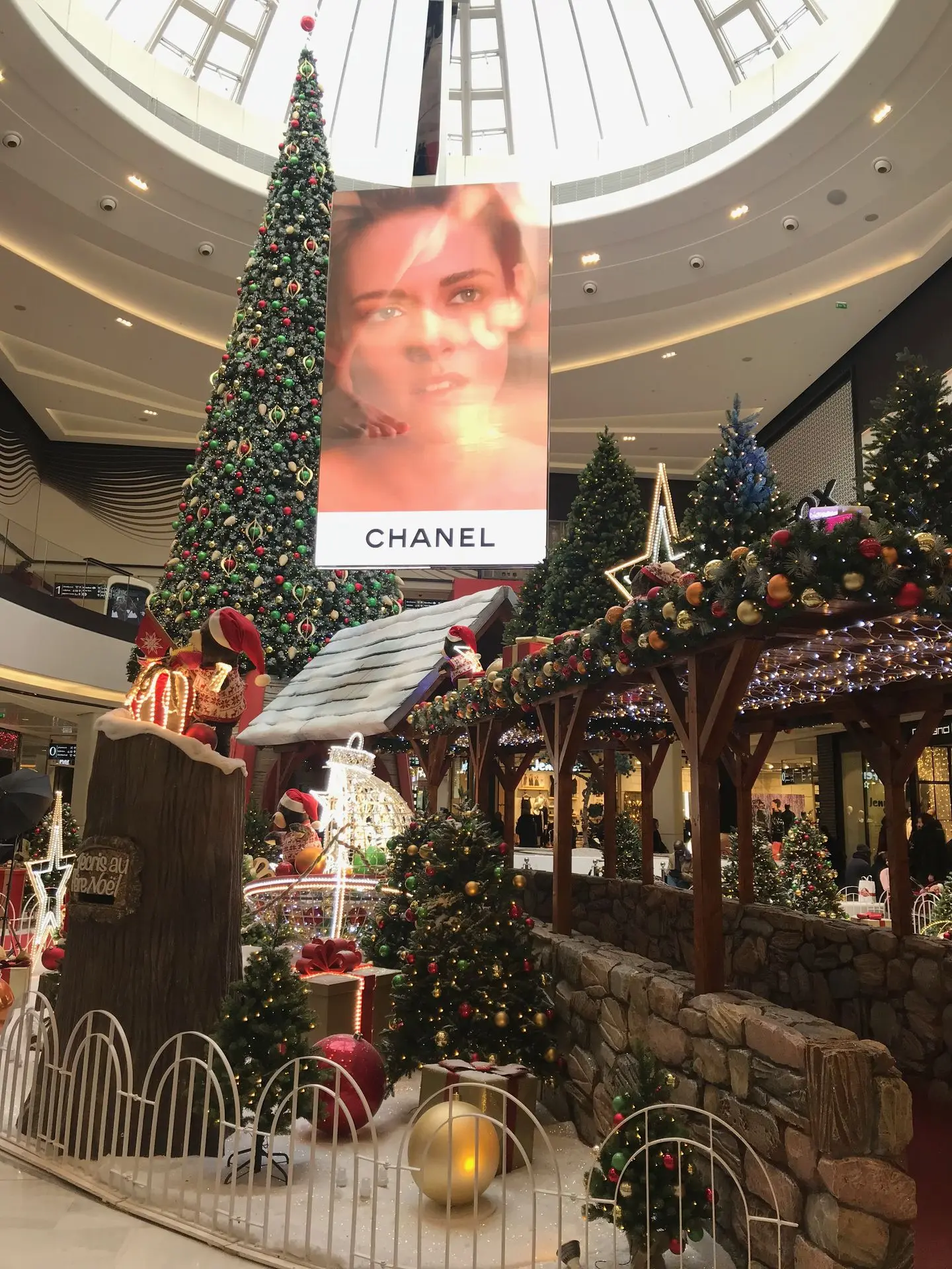 Ecran LED double face ARCH et son ambilight installés pour Westfield à Rosny à Paris en France