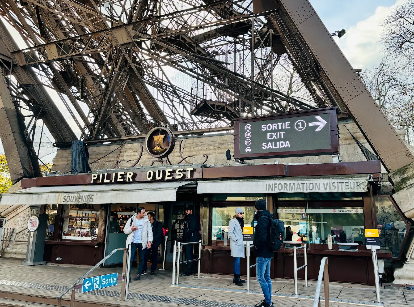 Ecrans LED ARCH installés sur les piliers d'entrée de la Tour Eiffel