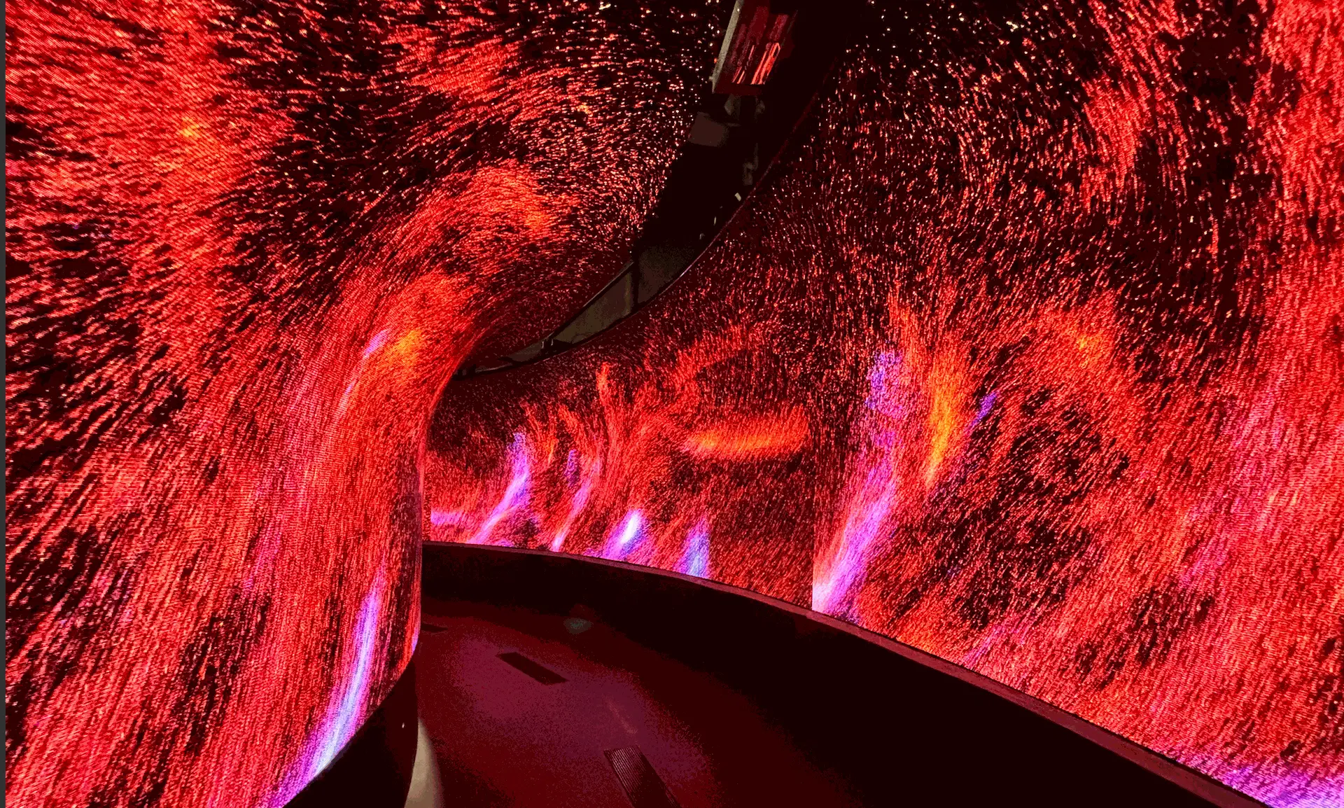 Ecran LED intérieur ARCH EN FORME DE TORE installé à l'UM6P de Ben Guerir au Maroc