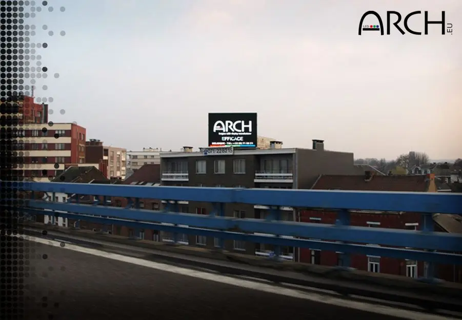 Ecran géant à LED extérieur ARCH à usage publicitaire installé à Charleroi en Belgique