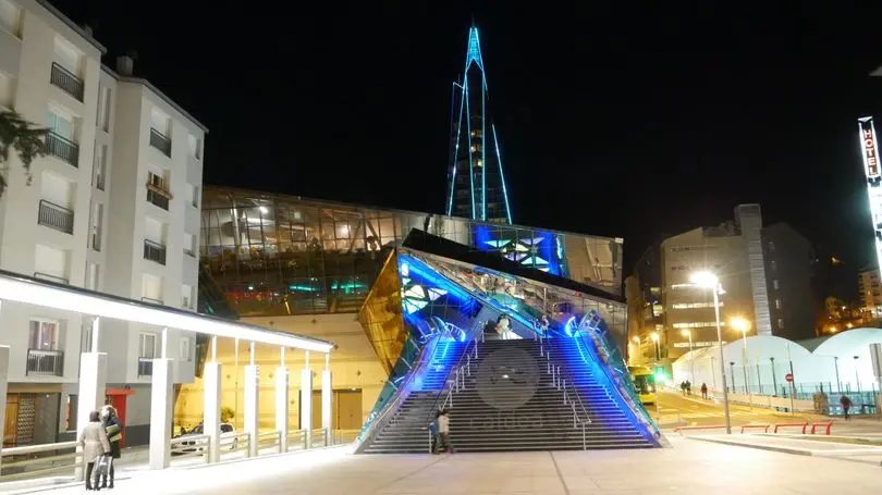 Strips LED ARCH installés sur la tour du centre thermal Caldea en Andorre