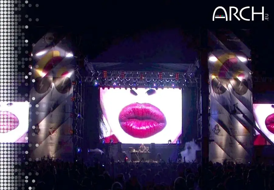 Ecran LED semi-transparent ALS40 ARCH installé lors du festival The Mission sur la plage de Mamaia en Roumanie avec le DJ Fatboy Slim