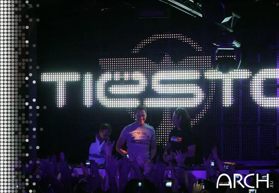 Ecran LED ARCH ALS40 semi-transparent installé lors du concert du DJ Tiesto à Bucarest en Roumanie