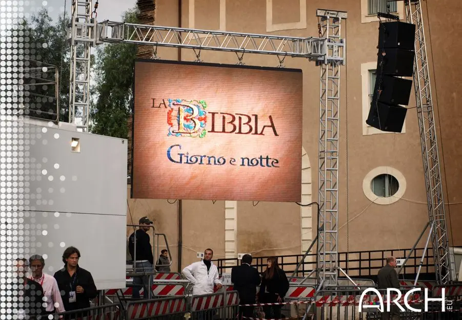 Ecran LED extérieur ARCH installé lors du marathon de lecture de la bible au Vatican à Rome en Italie