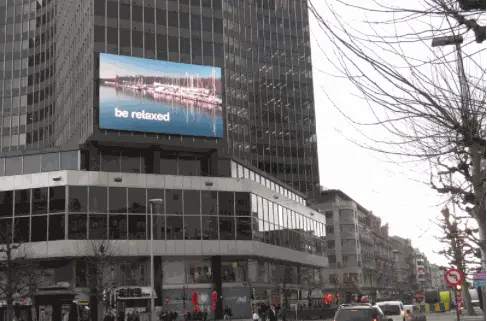 Ecran géant à LED extérieur ARCH à usage publicitaire installé Place de Brouckère à Bruxelles en Belgique