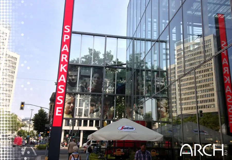 Ecran LED extérieurs ARCH en forme de colonne installé pour la banque Sparkasse à Dusseldorf en Allemagne