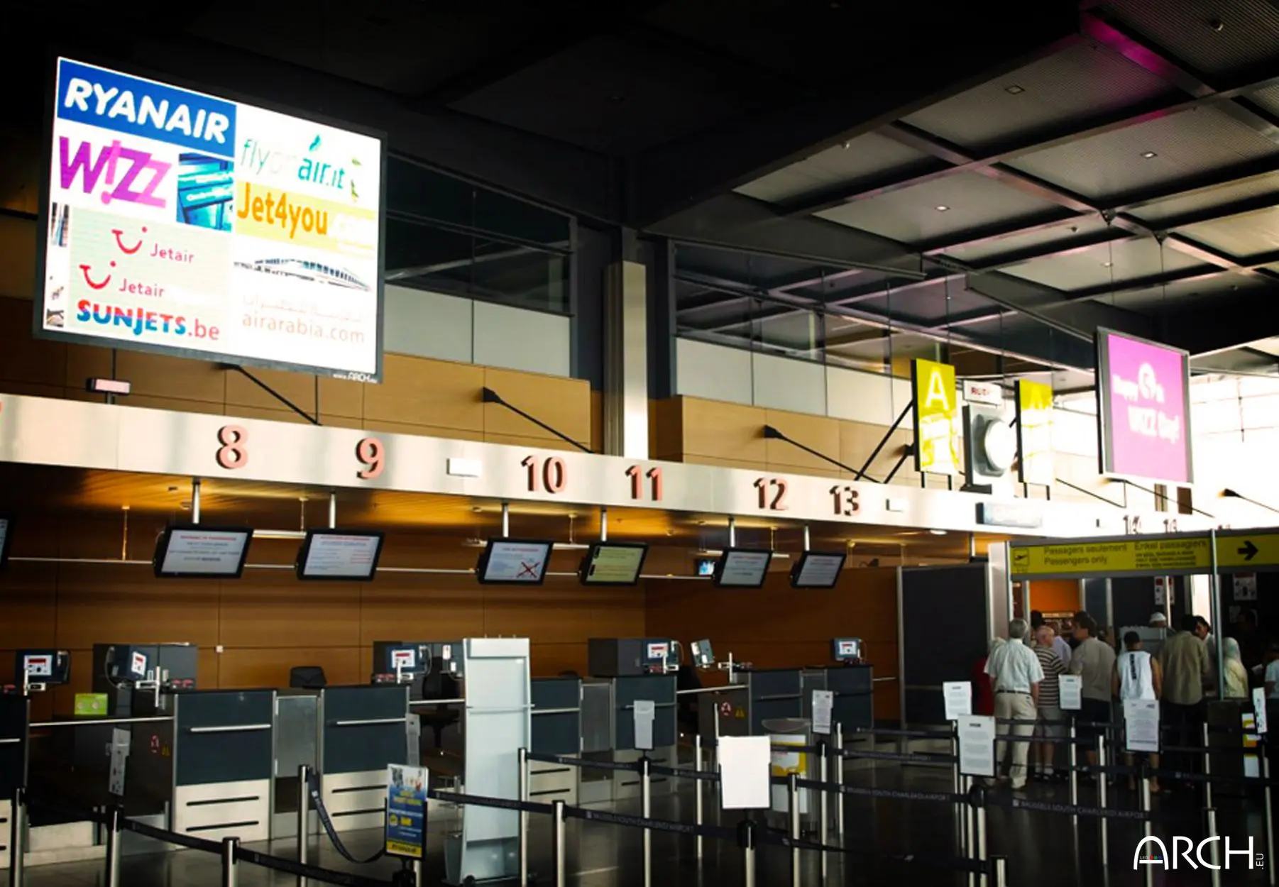 Ecrans LED intérieurs ARCH installés dans le hall des départs de l'Aéroport Brussels Charleroi Airport en Belgique