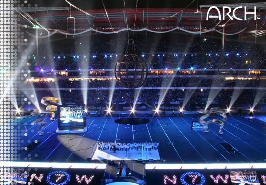 Ecran LED semi-transparent ALS40 ARCH installé lors de la cérémonie des septs nouvelles Merveilles du Monde à Lisbonne au Portugal avec la présence de la chanteuse Jennifer Lopez