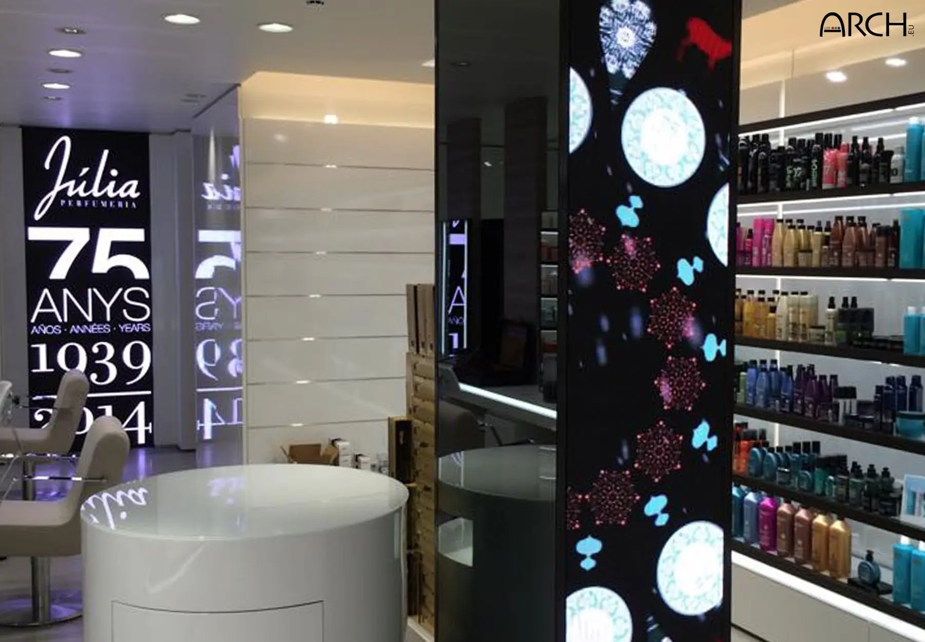Ecrans LED intérieurs ARCH installés dans les boutiques de parfums Julia en Andorre