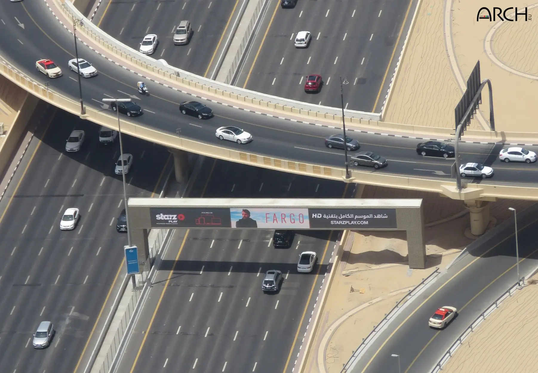 Ecran LED extérieur ARCH installé sur Sheikh Zayed road à Dubai pour notre client publicitaire Hills Advertising