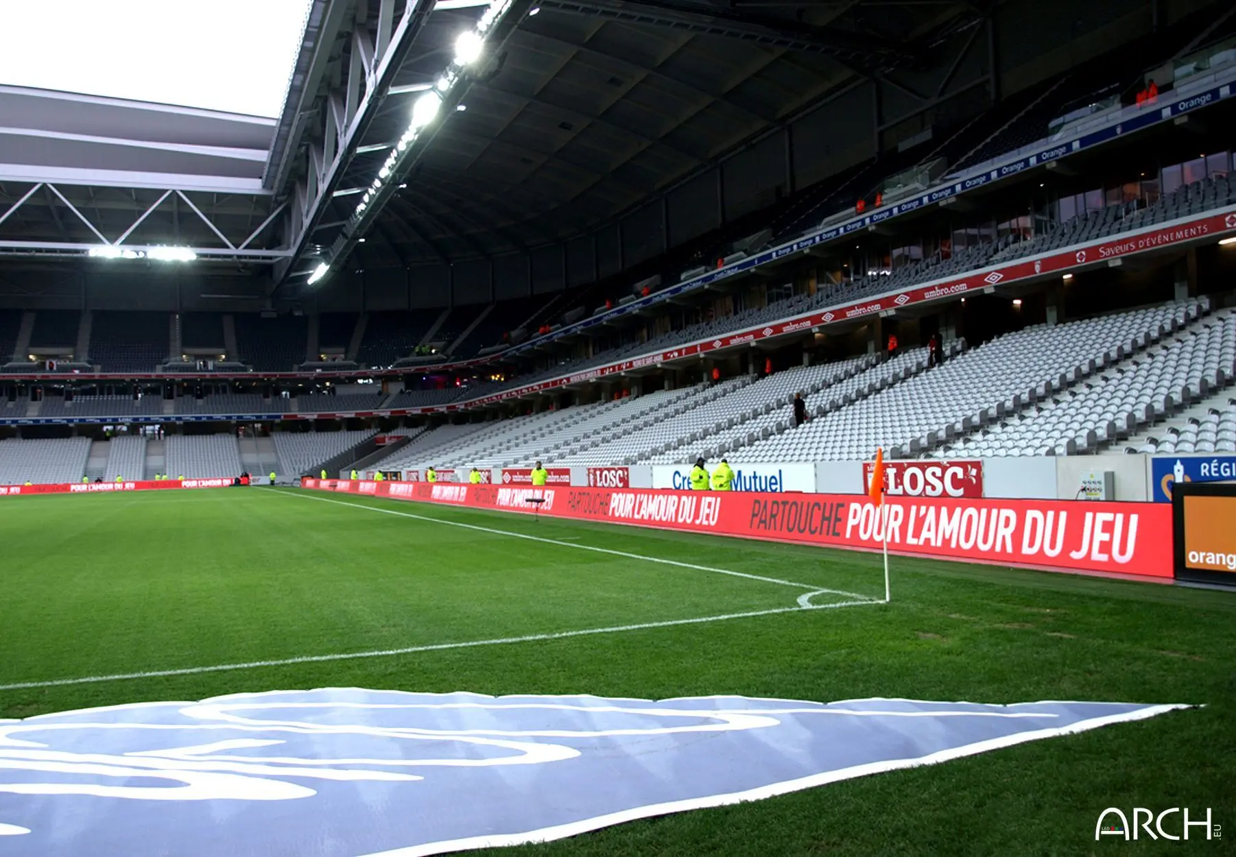Ecrans LED bord de terrain de football ultra résistant ARCH installés au Losc à Lille en France