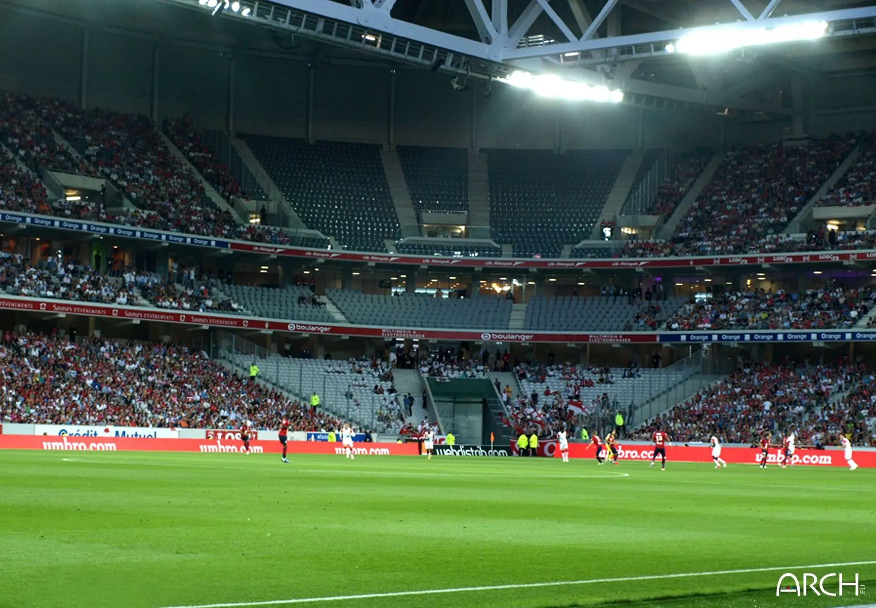 Ecrans LED bord de terrain de football ultra résistant ARCH installés au Losc à Lille en France