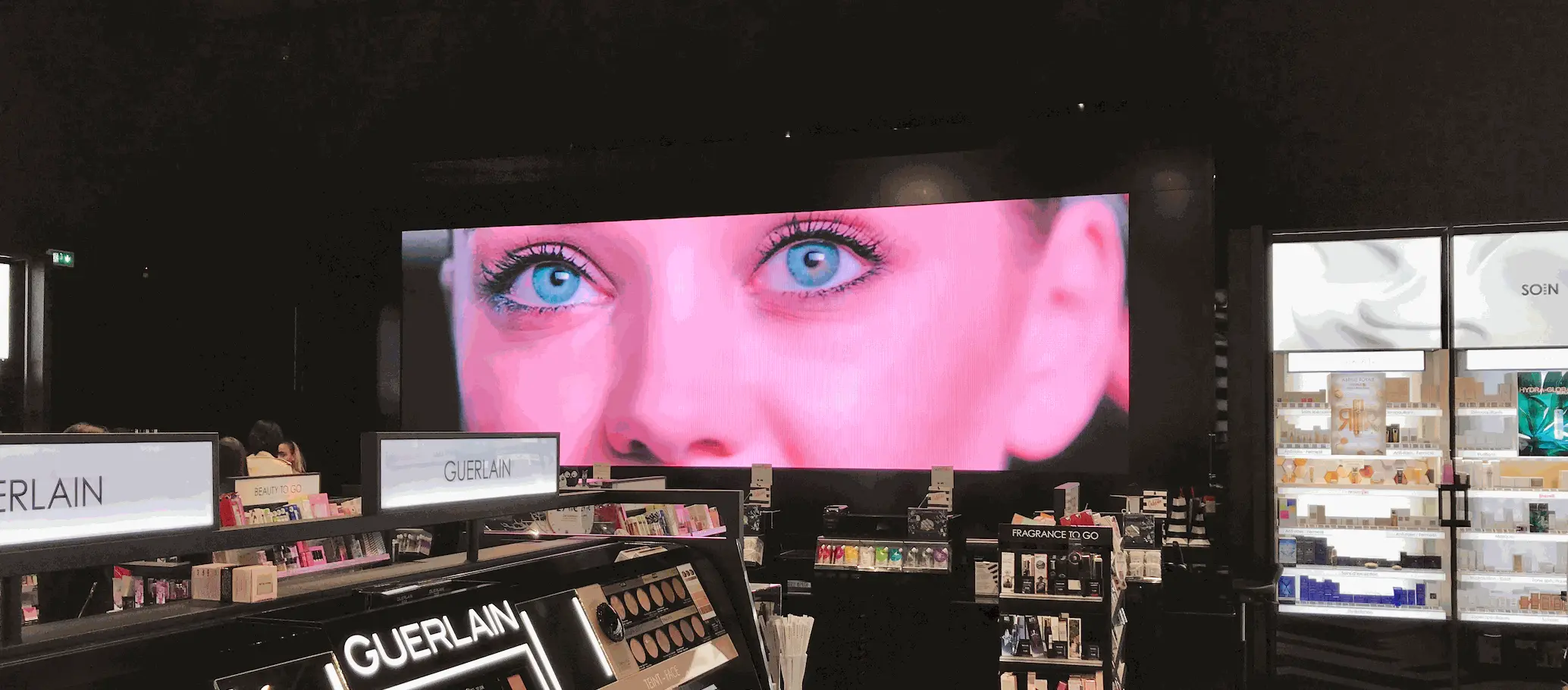 Ecran LED intérieur ARCH installé dans la boutique de cosmétiques Séphora de Toulouse
