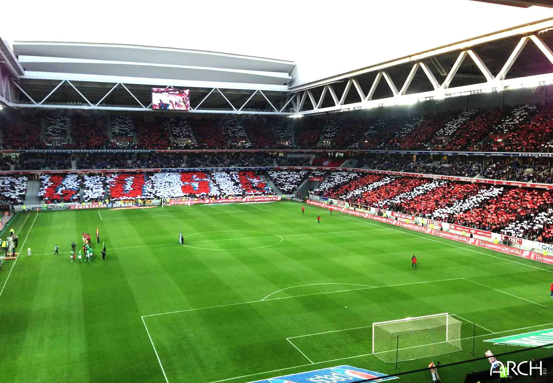Ecrans LED bord de terrain de football ultra résistant ARCH installés au Losc à Lille en France