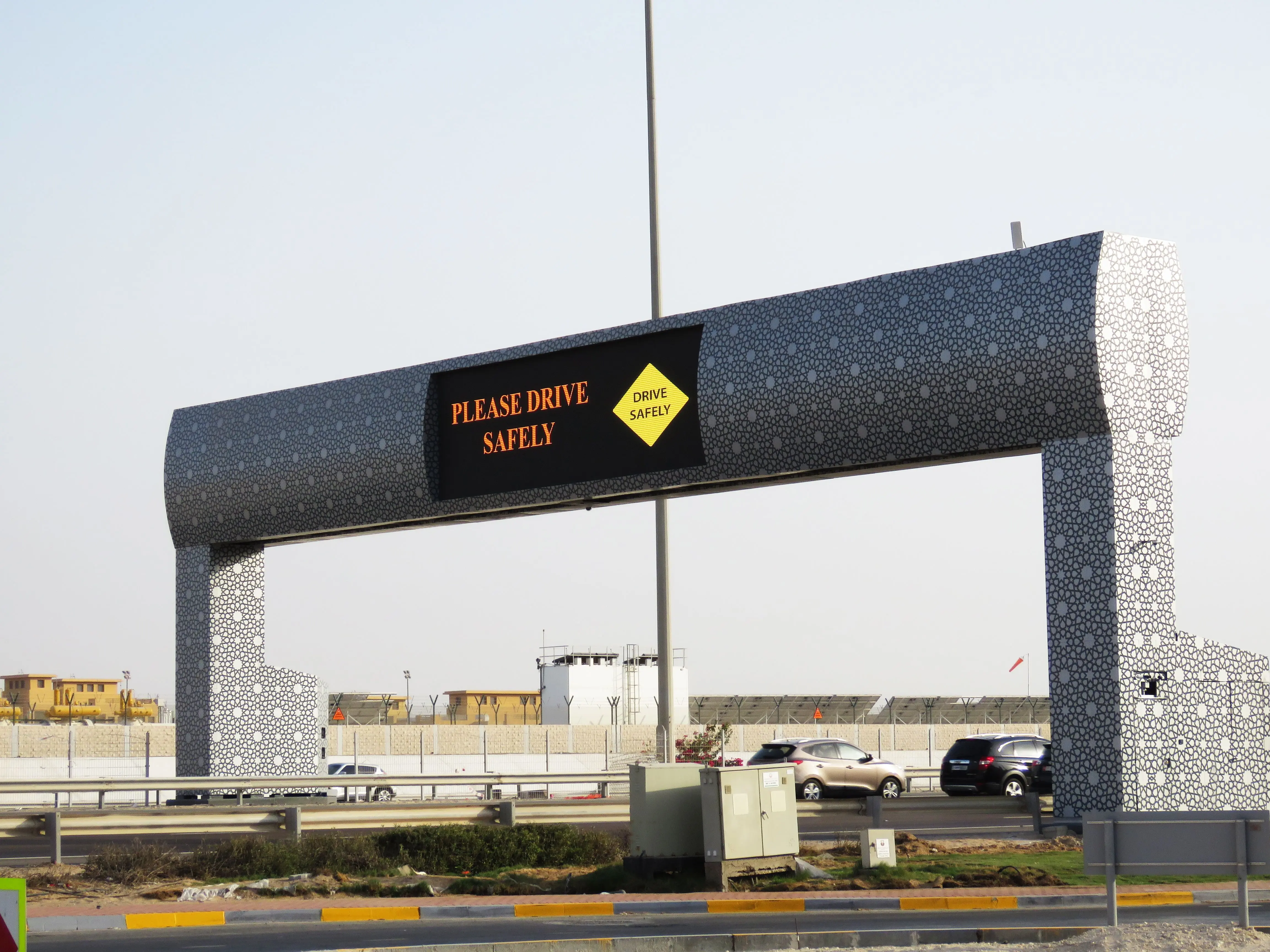 Pantallas LED ARCH de alto brillo para exteriores instaladas con fines de comunicación de seguridad vial en Sheikh Zayed Road entre Dubái y Abu Dabi